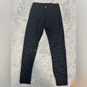 LULULEMON GOLD LOGO SIZE 6 RARE TEXTURED LEGGINGS BLACK AND GRAY